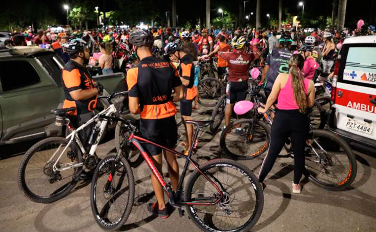 Pedalada Rosa leva quase 400 ciclistas às principais ruas de Sete Lagoas