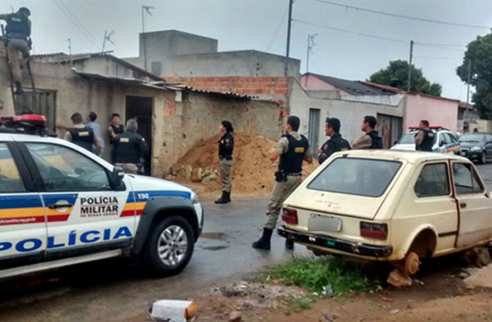 Polícia prende quatro por porte de armas e munições no Bairro Orozimbo