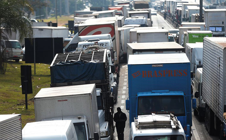 Greve dos caminhoneiros: Justiça proíbe bloqueio de estradas federais em seis estados