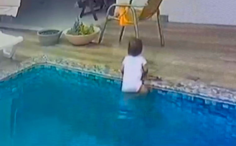 Menino de 5 anos vê irmã se afogar na piscina pelas câmeras de segurança e chama pai; veja vídeo 