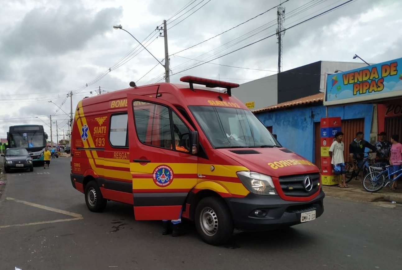 Idoso com deficiência visual morre ao ser atingido por motoqueiro que empinava moto, em MG