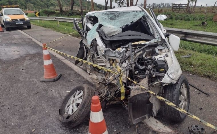 Irmãos morrem em acidente envolvendo carro e carreta na MG-050, no Centro-Oeste de Minas