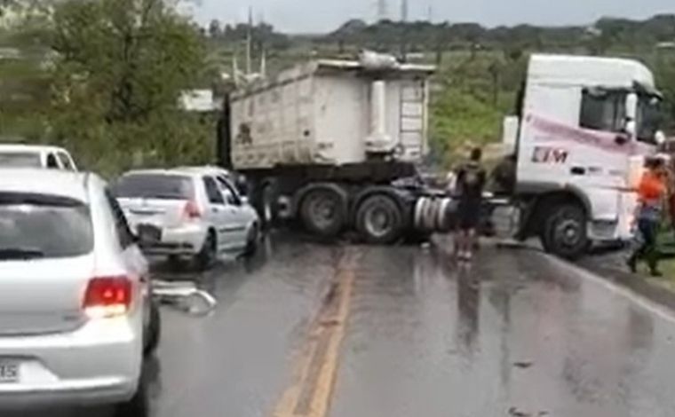 Uma mulher e duas crianças ficam feridas em acidente entre carro e carreta em Matozinhos