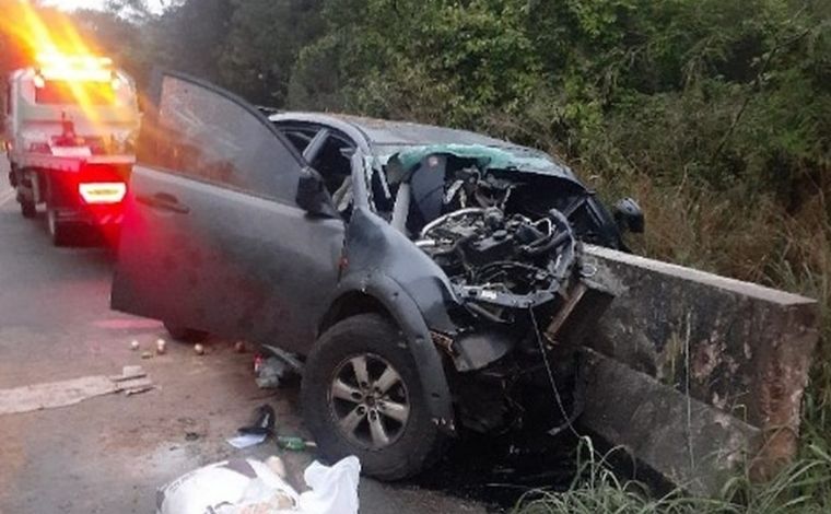 Motorista morre e passageiros ficam feridos após carro capotar na MG-010, na Serra do Cipó