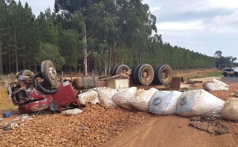 Motoristas de caminhonete e caminhão morrem em grave acidente na MG-190, em Minas