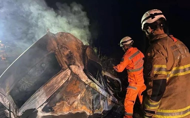 Motorista morre carbonizado após perder o controle da direção e bater em carreta na BR-381, em MG