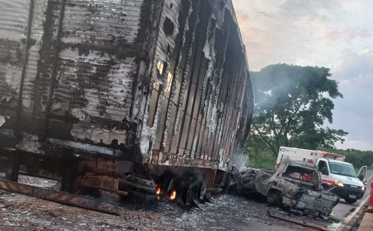 Motorista morre carbonizado após colisão entre carro e caminhão na BR-153, em MG