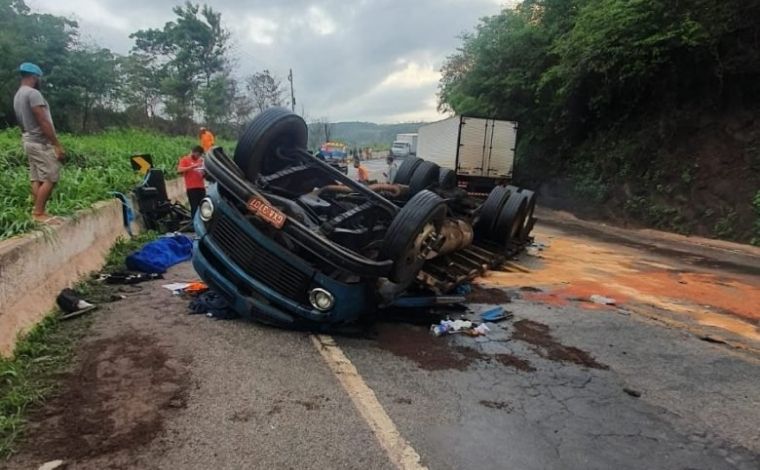 Homem rouba caminhão, tomba veículo e morre preso às ferragens na BR-381, na Grande BH