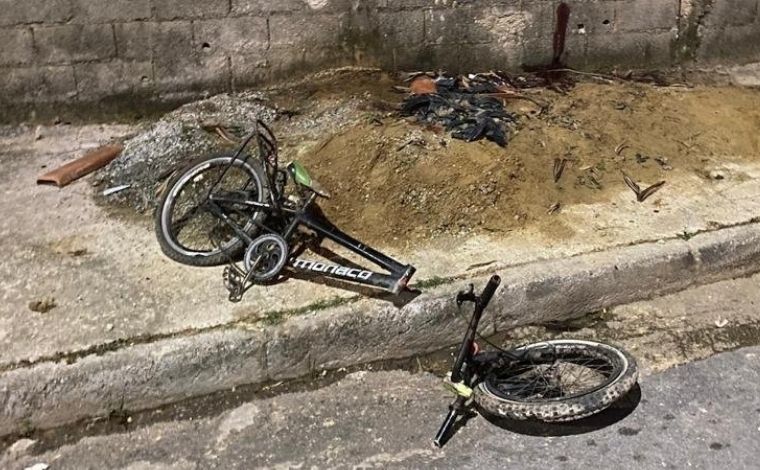 Menina de 11 anos morre e irmã de 8 fica em estado grave após bater bicicleta em muro na Grande BH