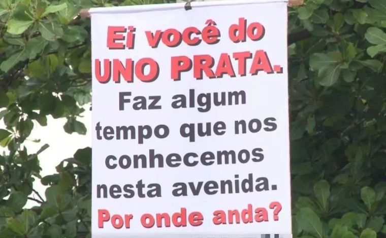  Mulher espalha cartazes em rua de BH à procura de homem que ‘roubou beijo’ dela há mais de 10 anos