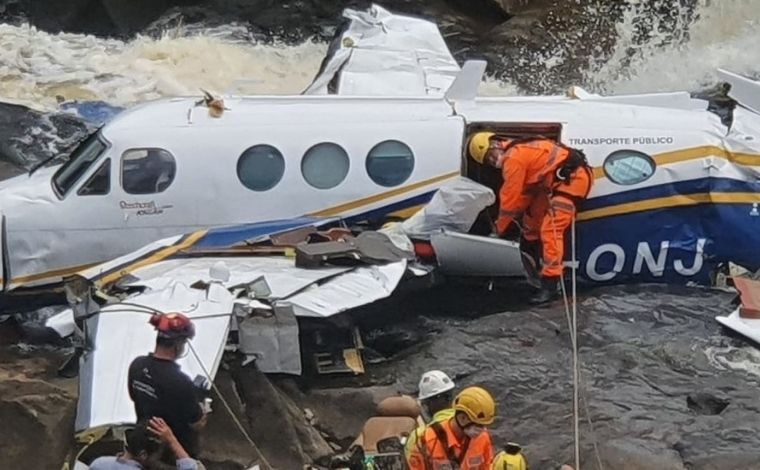 Grupo é impedido de furtar objetos de avião que caiu com Marília Mendonça