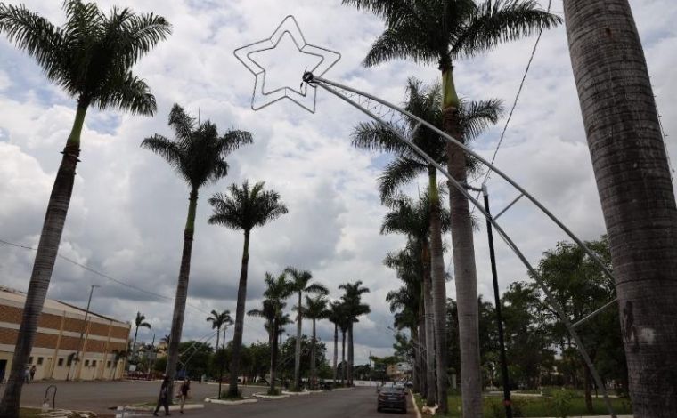 Vândalos destroem decoração de Natal instalada na Praça da Feirinha em Sete Lagoas