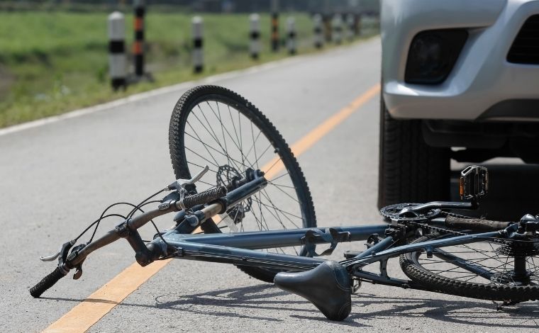 Ciclista de 16 anos morre ao ser atropelado por carro e arremessado em enxurrada em Minas Gerais
