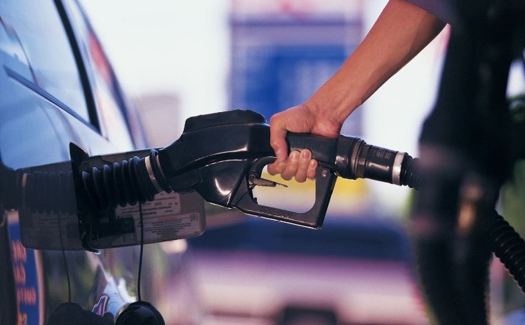 Gasolina por metade do preço gera fila de brasileiros em postos de combustíveis na Argentina 
