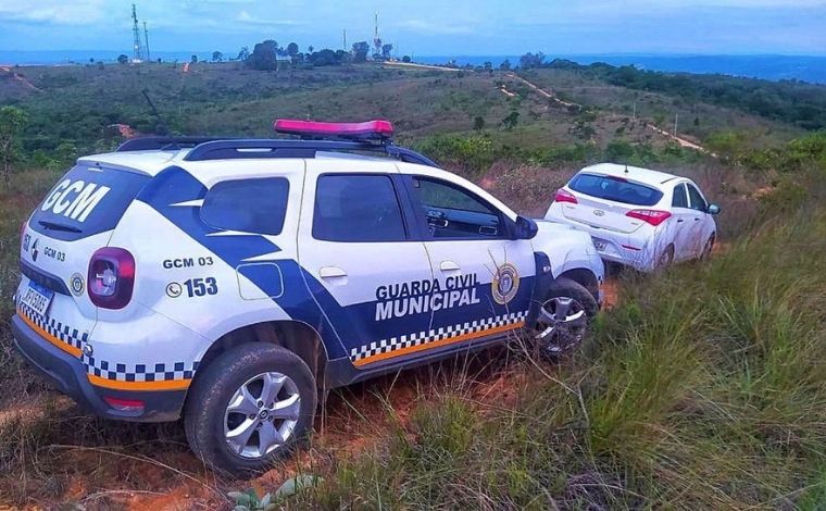 Carro tomado em assalto é encontrado na Serra de Santa Helena em Sete Lagoas