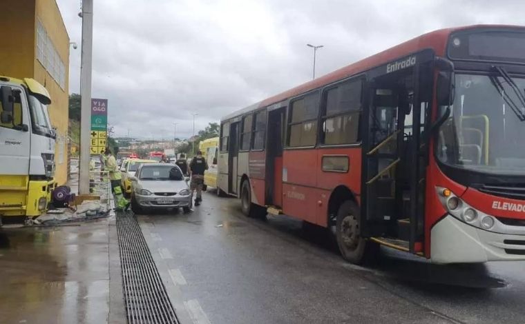 Uma pessoa morre e outras 3 ficam feridas após homem esfaquear passageiros de coletivo em Contagem