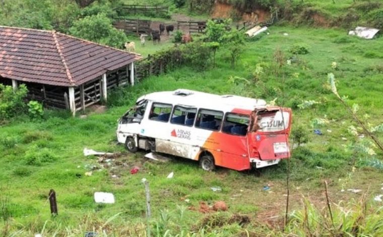 Micro-ônibus que levava pacientes de Cataguases para Juiz de Fora tomba e uma pessoa morre