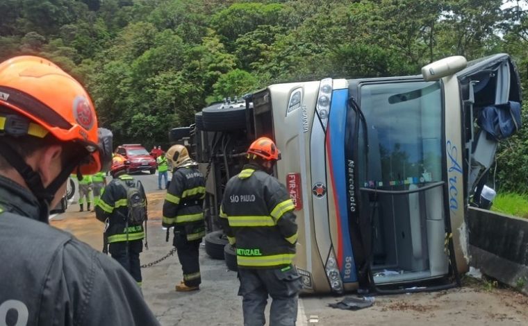 Ônibus de turismo tomba em rodovia de São Paulo e deixa ao menos seis mortos, entre eles uma criança