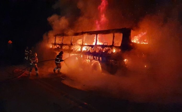 Ônibus com cerca de 50 passageiros pega fogo na BR-040, em Conselheiro Lafaiete