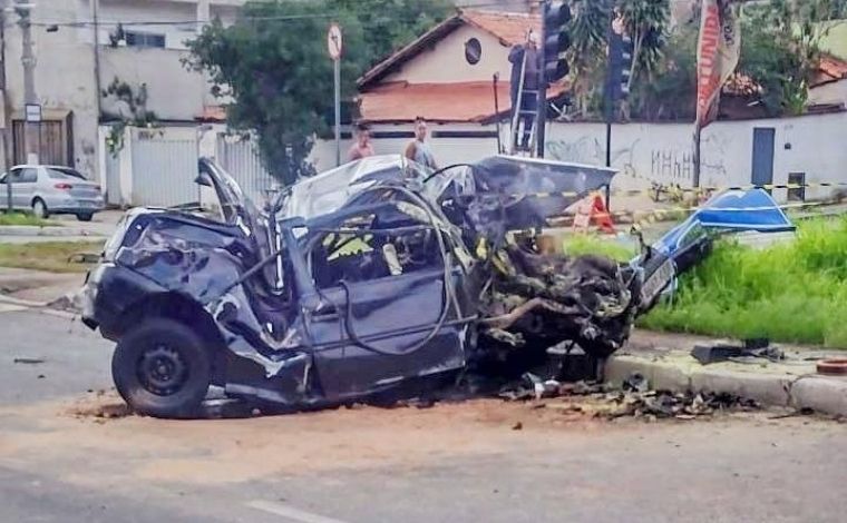 Jovem com sinais de embriaguez fica preso às ferragens após carro capotar e pegar fogo em Contagem