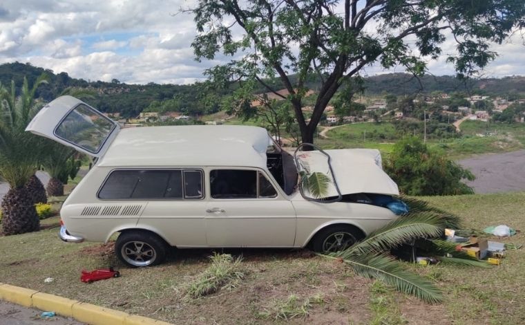 Mulher morre e homem fica gravemente ferido após carro bater em mureta na BR-040