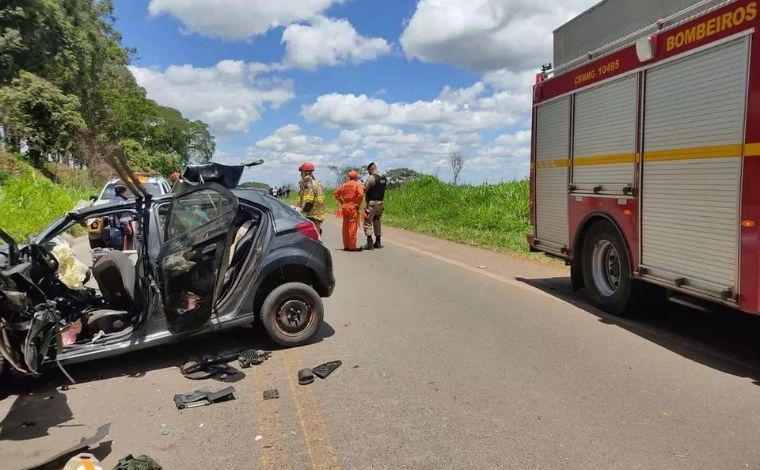 Duas pessoas morrem e outras duas ficam gravemente feridas em colisão entre carro e carreta em MG