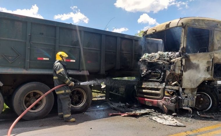 Ao tentarem desviar de acidente, carretas colidem e explodem na BR-494; uma pessoa morreu