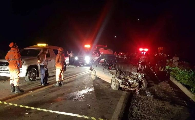 Uma pessoa morre e três ficam feridas após colisão entre dois carros na BR-381, em MG