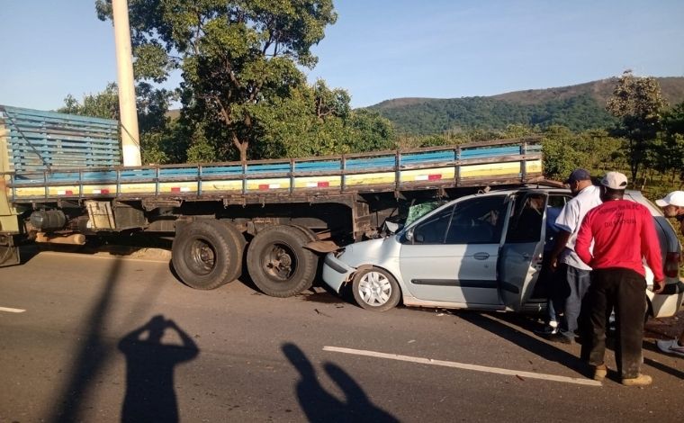 Motorista fica ferido após bater carro na traseira de caminhão em Sete Lagoas