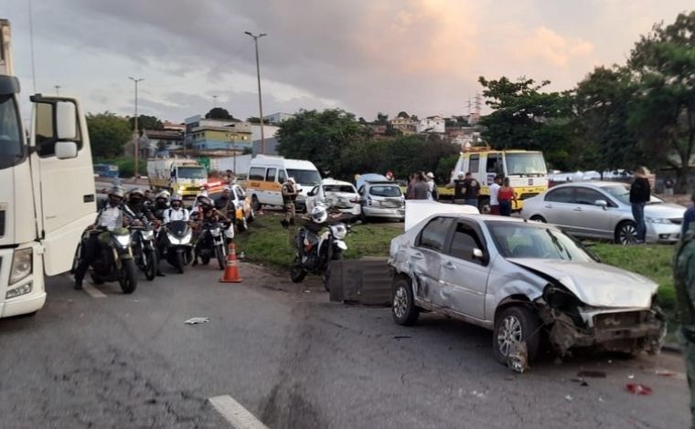 Carreta perde controle da direção, atinge carros e invade galpão no Anel Rodoviário em BH