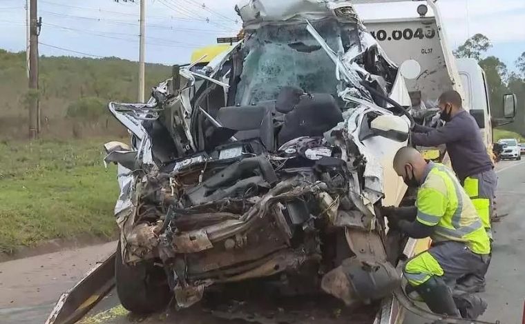 Mulher morre ao bater carro em traseira de caminhão na BR-040, na Grande BH