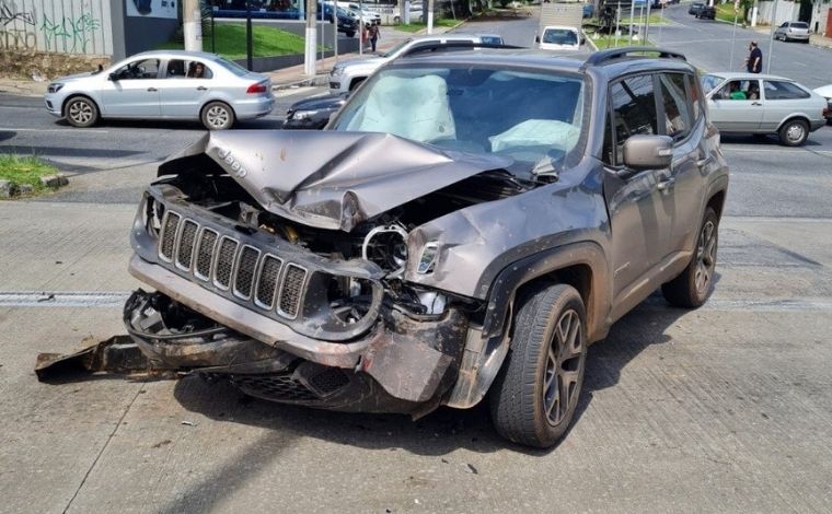 Adolescente de 12 anos pega carro escondido e bate em 6 veículos na Avenida Antônio Carlos, em BH