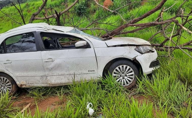 Foto: DivulgaÃ§Ã£o/CBMMG - A mulher seguia no sentido Patos de Minas/AraxÃ¡ quando o carro saiu da pista e bateu em uma Ã¡rvore. A vÃ­tima foi encontrada com sinais de traumatismo cranioencefÃ¡lico grave e jÃ¡ em parada cardiorrespiratÃ³ria