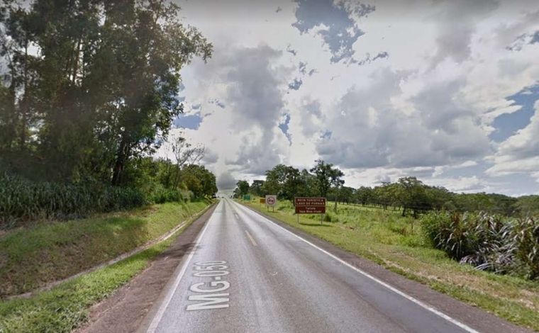 Foto: Google Street View - Durante a fuga, o carro bateu de frente com a carreta e pegou fogo. Os assaltantes ficaram presos Ã s ferragens e tiveram os corpos carbonizados pelas chamas