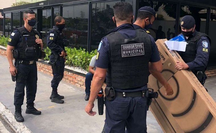 Casal é preso tentando furtar TV de 50 polegadas durante Black Friday em Belo Horizonte