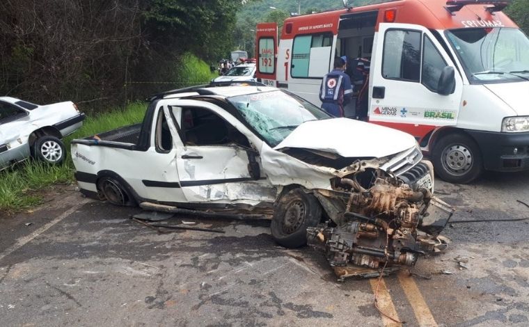 Acidente entre dois carros deixa mulher morta e homem ferido na MG-20 em Santa Luzia