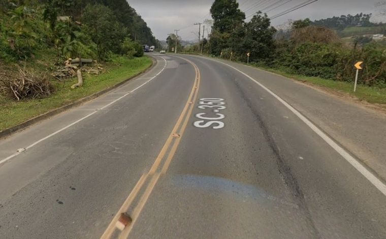 Bebê de 1 ano é encontrado sozinho engatinhando em rodovia estadual de Santa Catarina