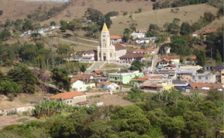 Criança de 10 anos encontra pai morto dentro de máquina agrícola em Minas Gerais