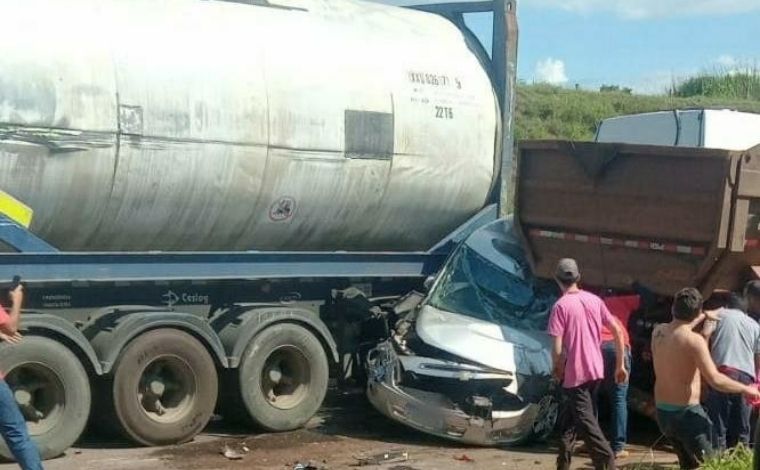 Caminhão perde controle da direção e atinge carros na BR-381, na Grande BH