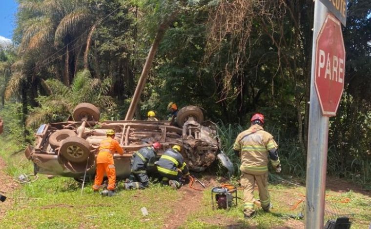 Duas pessoas ficam feridas após carro ser atingido por trem durante manobra perto de linha férrea 