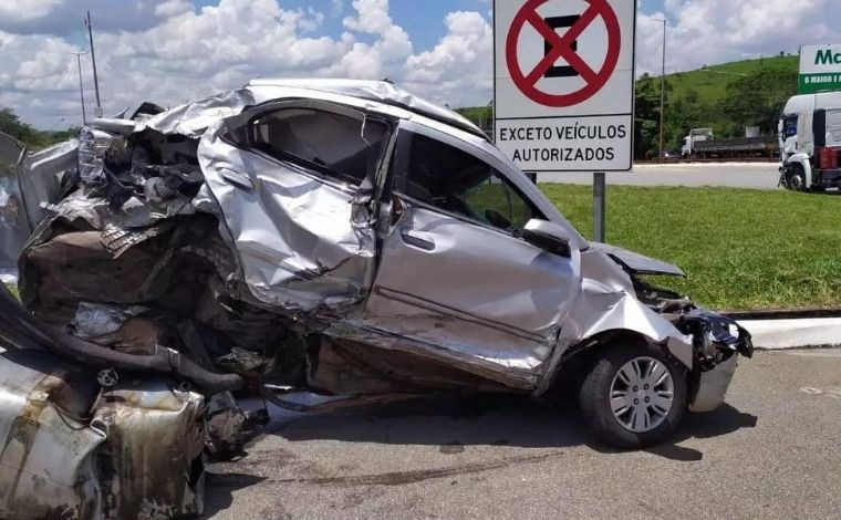 PRF apreende 50 kg de cocaína avaliada em R$ 8 milhões em carro acidentado na BR-381