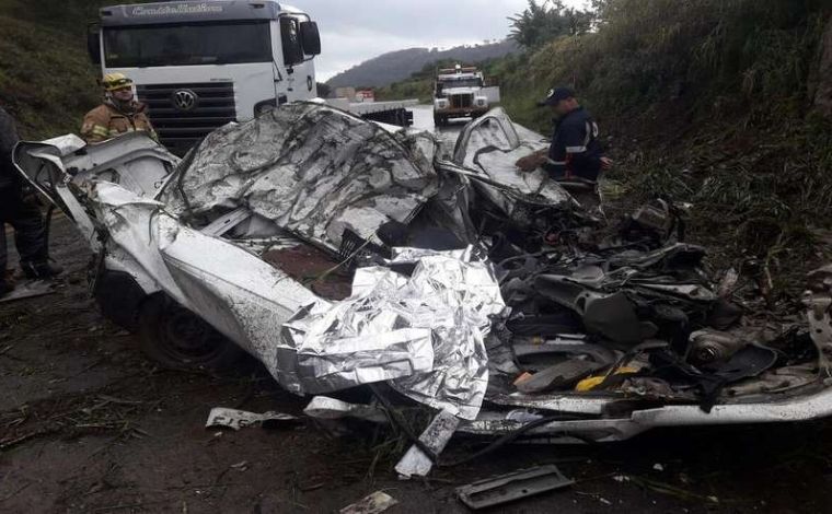Carreta transportando escavadeira tomba na BR-146, esmaga carro e mata duas pessoas no Sul de Minas 