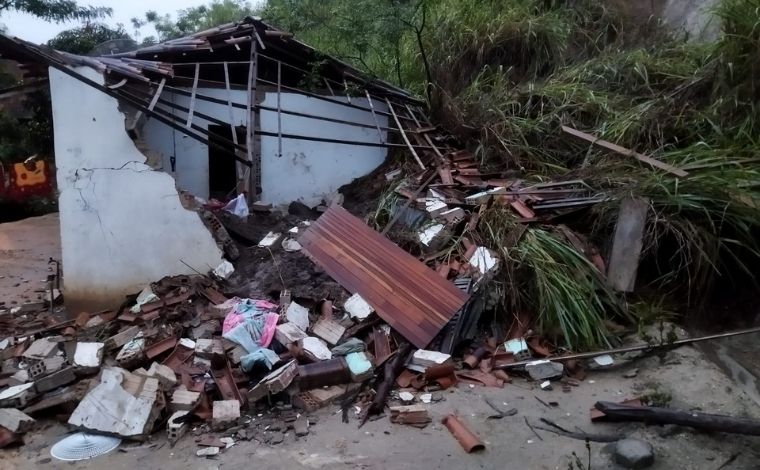 Criança de 2 anos morre soterrada após deslizamento de terra no Vale do Jequitinhonha