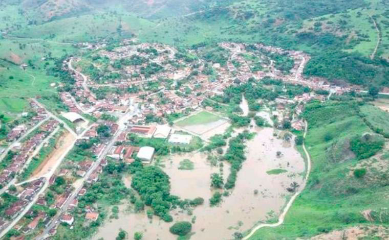 Rompimento parcial de barragem de água deixa 20 famílias desalojadas e alaga zona rural de Minas