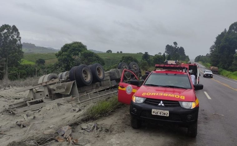 Jovem de 22 anos morre após capotar caminhão carregado com cimento na BR-146, em MG