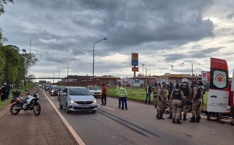 Mulher é atropelada ao atravessar fora da passarela na BR-040 