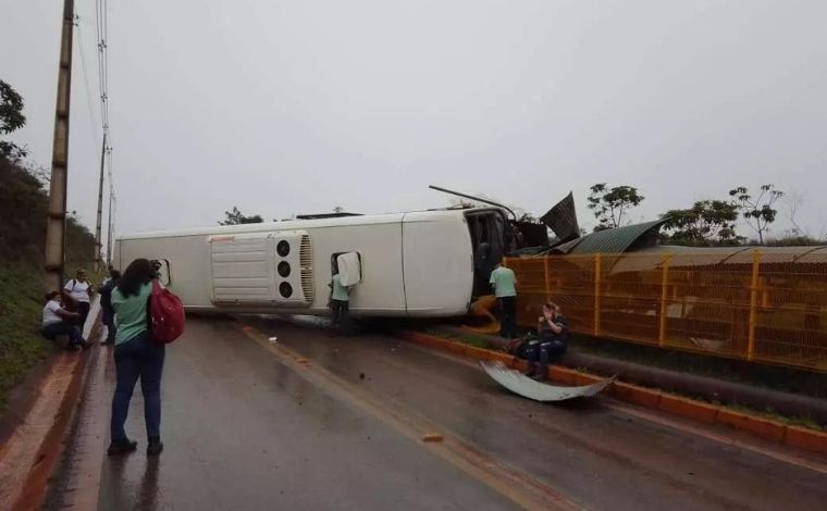 Ônibus com funcionários da Vale tomba na Mina Capitão do Mato em Nova Lima