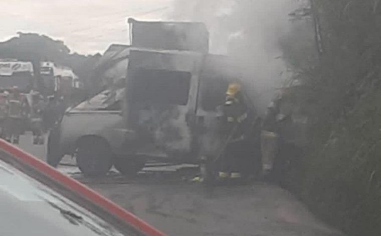 Motorista provoca acidente entre três veículos na BR-381 e foge do local; uma van pegou fogo