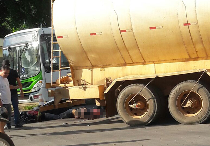 Jovem de 21 anos morre após bater de moto em um caminhão de combustível