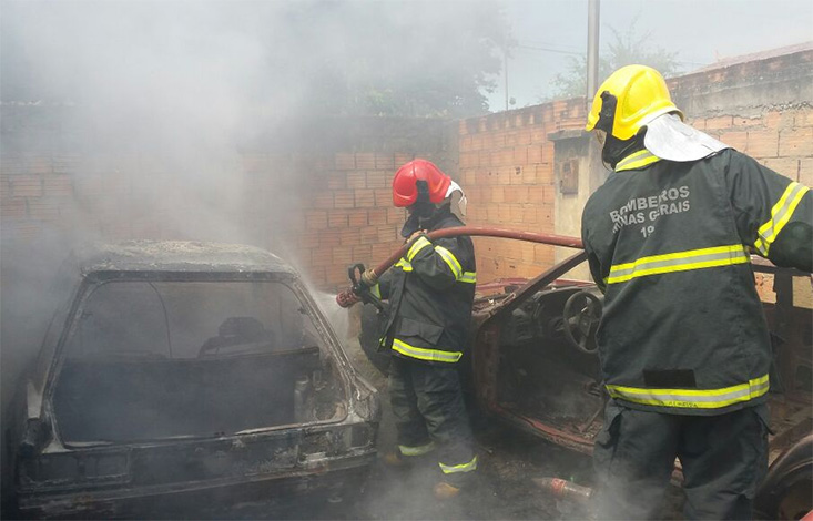 Incêndio destrói dois carros e um imóvel no Bairro Eldorado